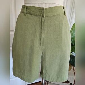 TOMMY BAHAMA 100% Silk, Sage Green  High-Waist fit, Flat front, Casual Shorts!